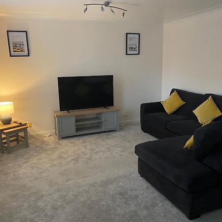 브로티페리 Great Location, Large 1 Bed Flat With Parking 아파트 외부 사진